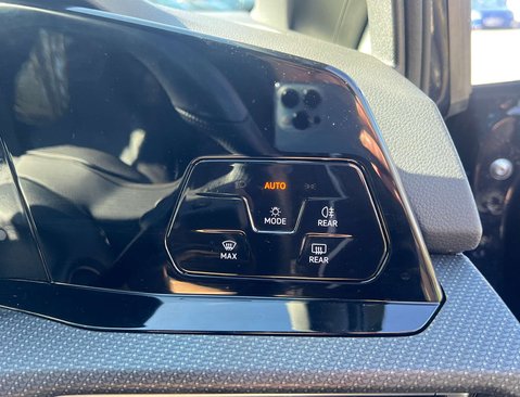 Volkswagen Golf 2.0 Golf R-Line TDI Semi-Auto 5dr 23