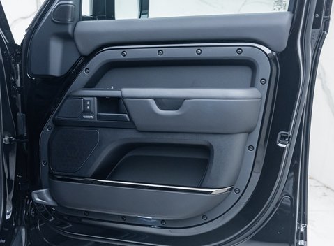 Land Rover Defender 110 OCTA Black 36