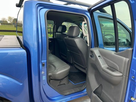 Nissan Navara 2.5 dCi Tekna Auto 4WD Euro 5 4dr 29