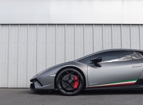 Lamborghini Huracan LP640-4 Performante 23