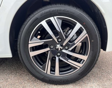 Peugeot 208 1.2 208 Allure Premium+ PureTech SS 5dr 13