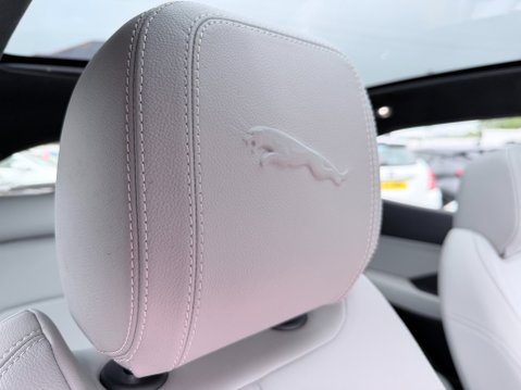 Jaguar E-Pace 2.0 R-DYNAMIC BLACK MHEV 21