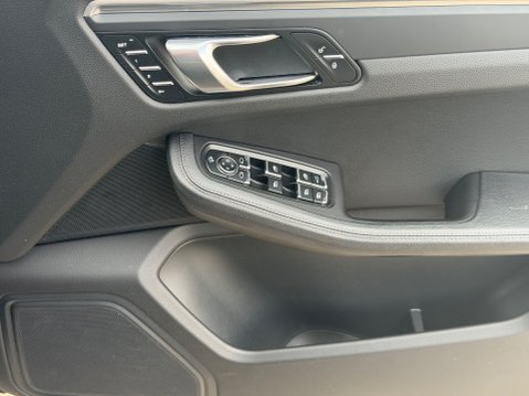 Porsche Macan PDK 19