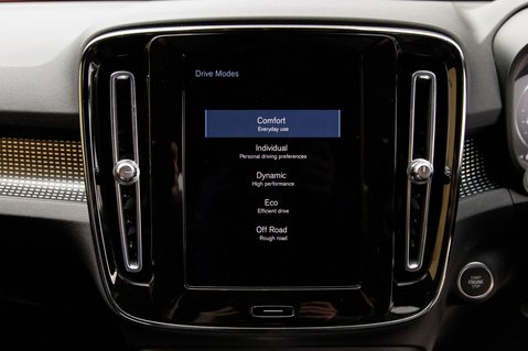 Volvo XC40 B4 R-DESIGN MHEV 30