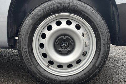 Peugeot Partner 102 ps BlueHdi Professional L2 29