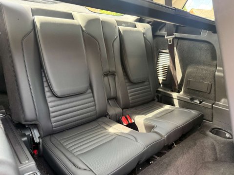 Land Rover Discovery Sport 2.0 Discovery Sport HSE D Auto 4WD 5dr 25