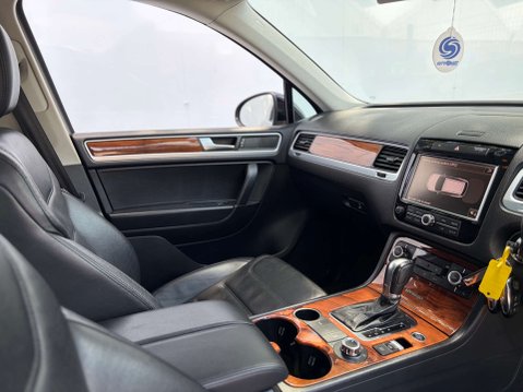 Volkswagen Touareg 3.0 Touareg V6 TSi Hybrid Auto 4WD 5dr 23