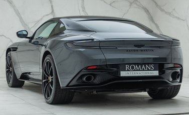 Aston Martin DB11 V8 10