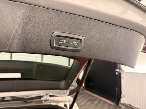 Volvo XC40 2.0 B3 MHEV Plus Dark DCT Auto Euro 6 (s/s) 5dr 39