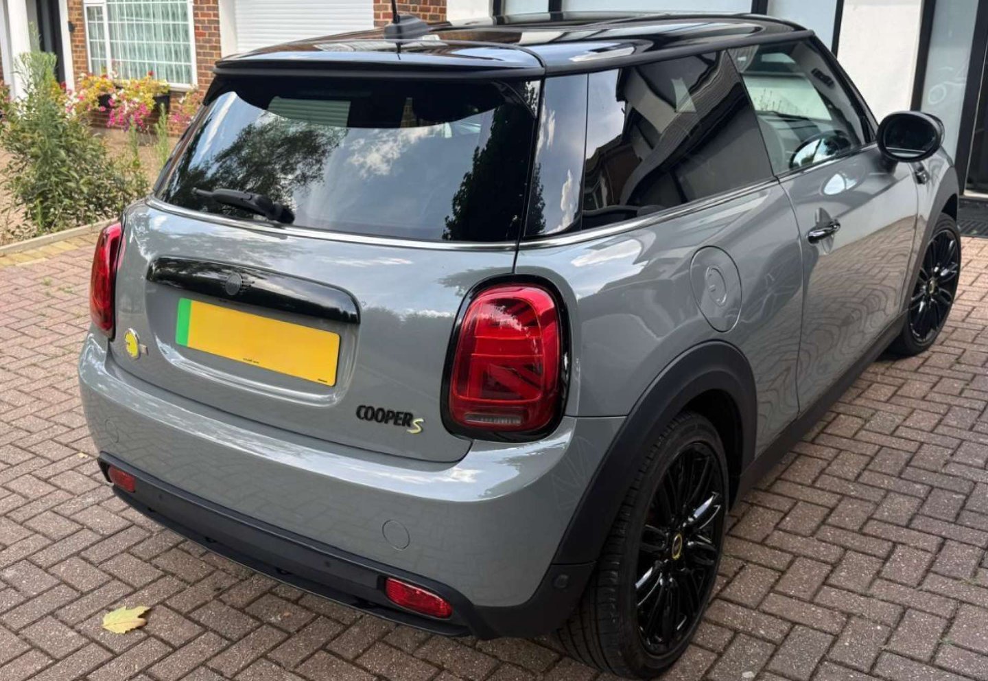2022 MINI Hatch — image 2