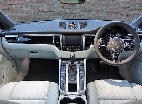 Porsche Macan Turbo 10