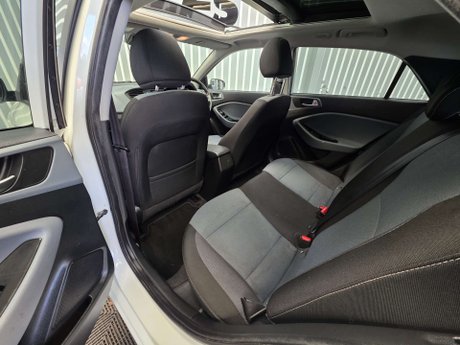 Hyundai i20 1.2 Premium SE Hatchback 5dr Petrol Manual Euro 6 (84 ps) 22