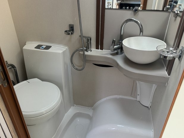 Elddis Majestic 254 2 Belt|4 Berth|Transverse Island Bed|Kitchen|Bathroom|Large Fridge Freezer 20