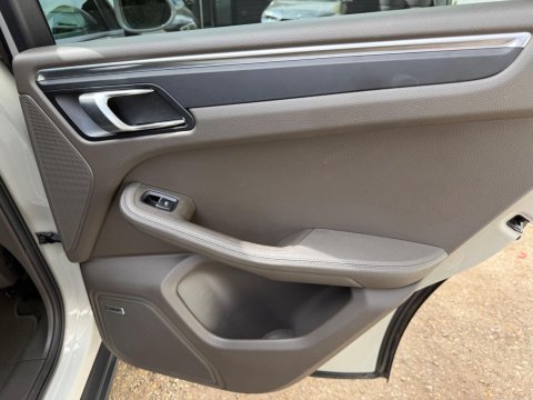 Porsche Macan PDK 53