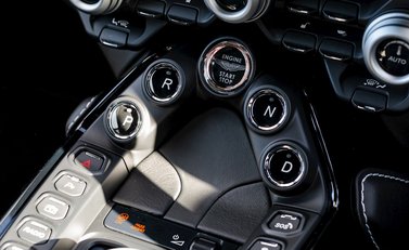 Aston Martin V8 Vantage 18