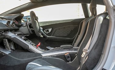 Lamborghini Huracan LP640-4 Performante 13