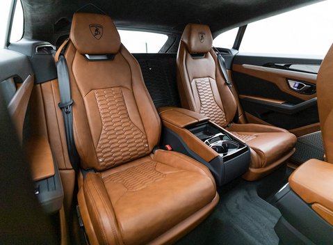 Lamborghini Urus 13