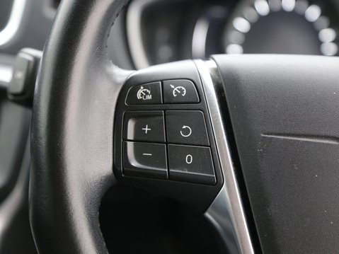 Volvo V40 2.0 T2 Inscription Euro 6 (s/s) 5dr 11