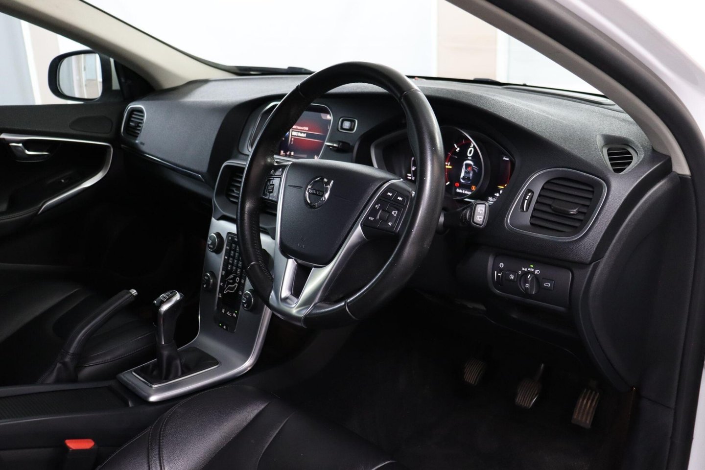 2018 Volvo V40 — image 4