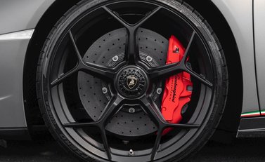 Lamborghini Huracan LP640-4 Performante 10