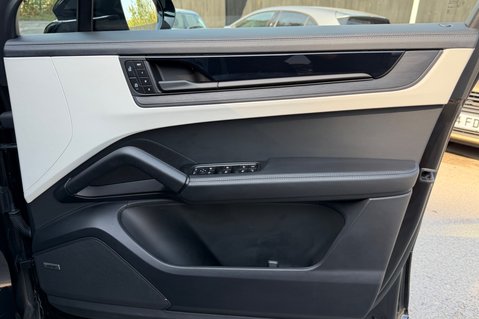 Porsche Cayenne V6 E-HYBRID BLACK EDITION -MATRIX LEDS -360 CAMS -WHITE LEATHER INTERIOR 44