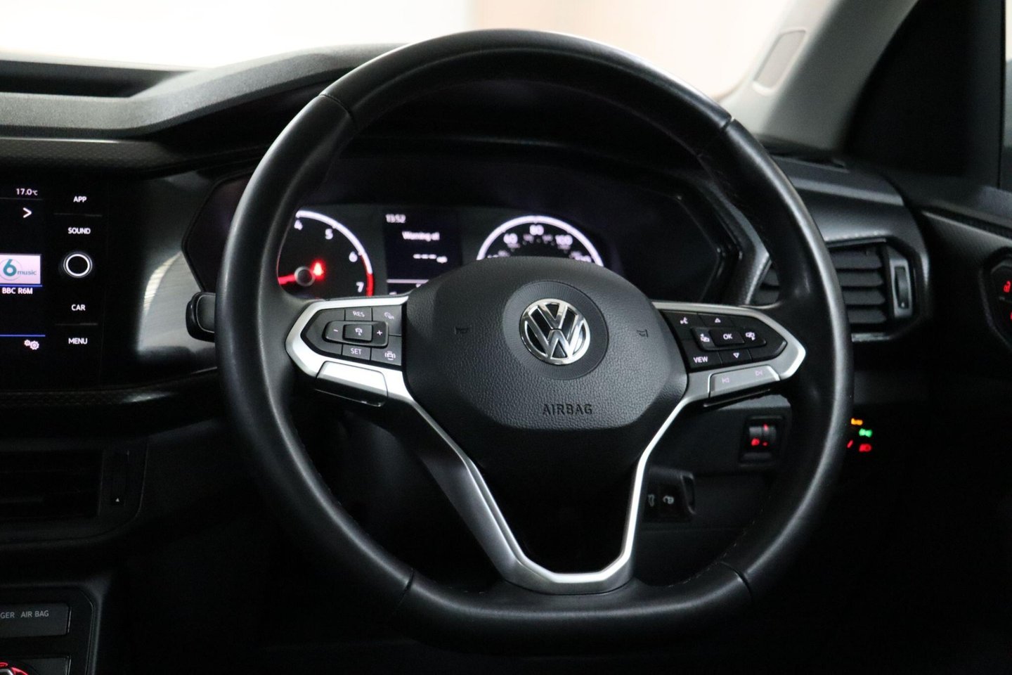 2019 Volkswagen T-Cross — image 40
