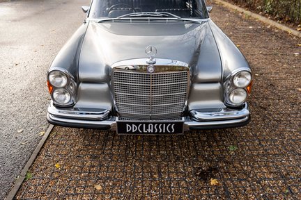 Mercedes-Benz S 280 SE 3.5 Saloon 7