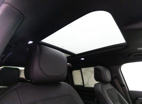 Land Rover Defender 110 V8 Bond Edition 11