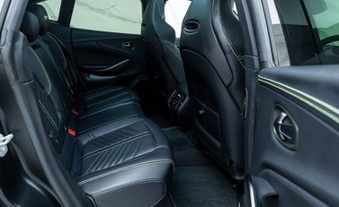 Aston Martin DBX 707 14