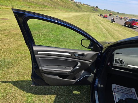 Renault Megane 1.2 TCe Iconic Sport Tourer Euro 6 (s/s) 5dr 30