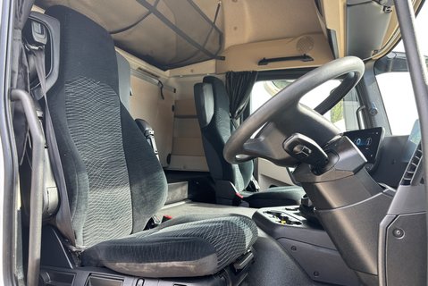 Mercedes-Benz Actros 1824L Streamspace with 8.6m Body & Tail Lift 3