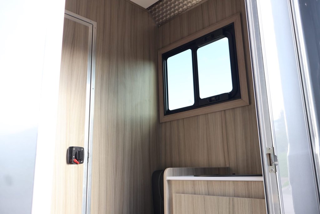 Renault Master 3.5 ton Coach Built Freddie Gover Horsebox with uprated suspension alloys  46