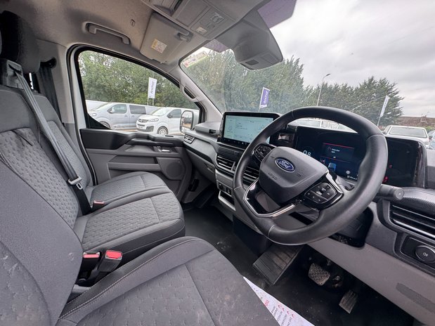 Ford Transit Custom AUTO LWB L2H1 Low Roof Limited 320 Air Con Alloys Cam Sensors EURO 6 15