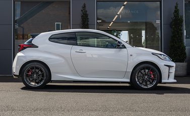 Toyota Yaris GR-Y CIRCUIT 2