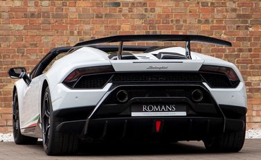 Lamborghini Huracan Spyder LP640-4 Performante 3