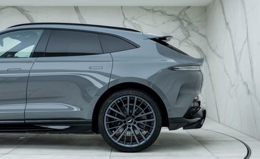 Aston Martin DBX 707 38