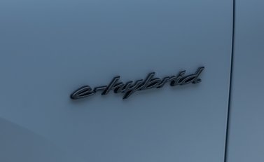 Porsche Cayenne TURBO E-HYBRID Coupe with GT Package 32
