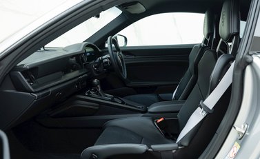 Porsche 911 (992) GT3 Touring 12