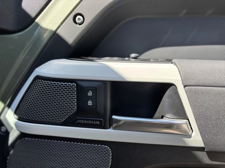 Land Rover Defender 3.0 FIRST EDITION MHEV 32