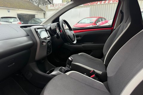 Toyota Aygo 1.0 VVT-I X-PLAY TSS LOOK! JUST 27000 MILES! LOW INSURANCE! 24