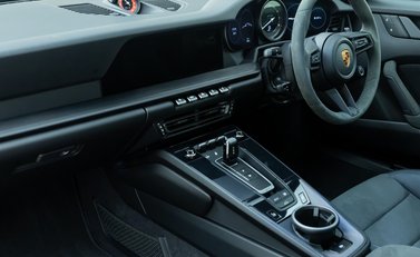 Porsche 911 Carrera GTS (992) 14