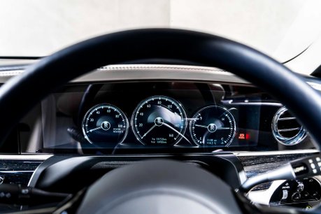 Rolls-Royce Ghost V12. STARLIGHT. H, C & M SEATS. REAR ENTERTAINMENT. HUD. A/CRUISE CONTROL 46