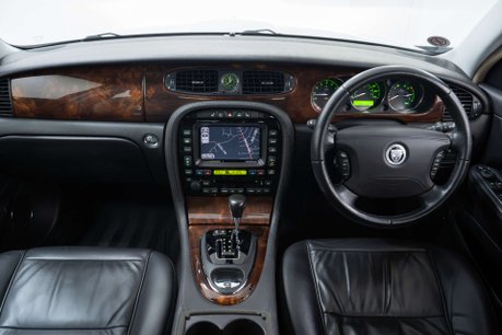 Jaguar XJ 3.0 XJ Sovereign V6 Auto 4dr 17