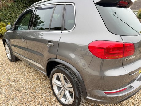 Volkswagen Tiguan 2.0 TDI BlueMotion Tech R-Line 4WD Euro 5 (s/s) 5dr 9