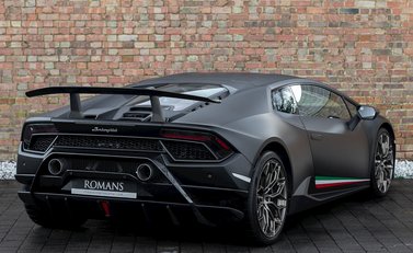 Lamborghini Huracan LP640-4 Performante 7