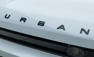 Land Rover Defender 90 V8 P525 URBAN 34