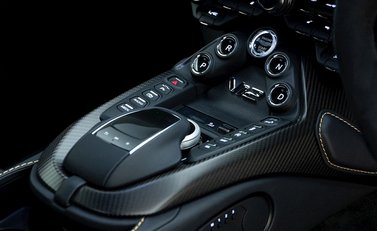 Aston Martin V12 Vantage 17