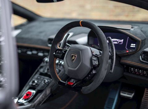 Lamborghini Huracan LP640-4 Performante 11