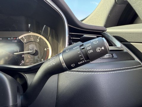Jaguar F-Pace 2.0 D200 MHEV R-Dynamic Black SUV 5dr Diesel Auto AWD Euro 6 (s/s) (204 ps) 39