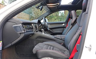 Porsche Panamera GTS 8